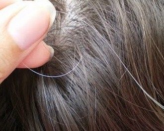 5 Penyebab Uban Muncul di Usia Muda - Nia Hair Extensions